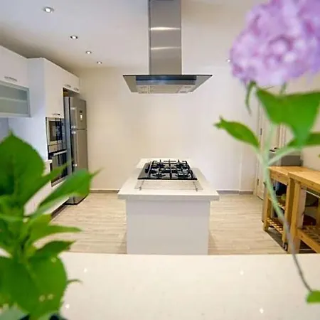 Sleeps 24 Pool Air Con Wifi