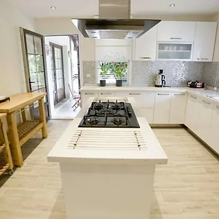 Sleeps 24 Pool Air Con Wifi Willa